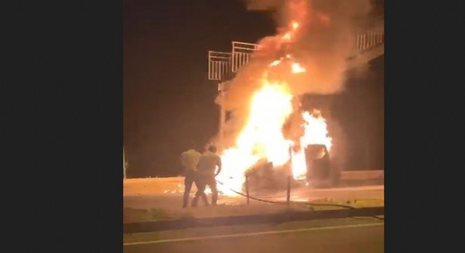 Bingöl yolunda hafif ticari araç alev alev yandı