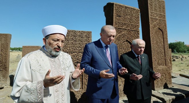 Erdoğan Selçuklu Meydan Mezarlığı’nı ziyaret etti.
