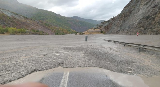 Erzincan - Erzurum yolunda sel ulaşımı aksattı