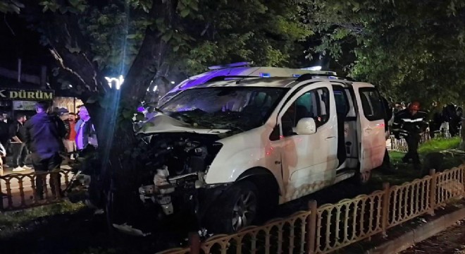 Kontrolden çıkan otomobil ağaca çarptı: 2 yaralı