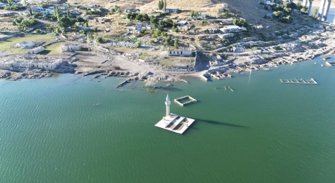Sular çekildi, eski köy ortaya çıktı