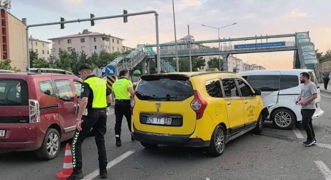 Zincirleme kaza araç kamerasına yansıdı