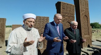 Erdoğan Selçuklu Meydan Mezarlığı’nı ziyaret etti.