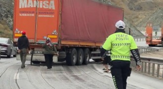 Sakaltutan'da tır bariyere çarptı